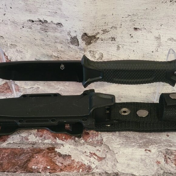 Gerber Gear StrongArm - Fixed Blade, Full Tang Knife - Black, Plain Edge